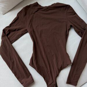 Skims Bodysuit | Long Sleeve Crew Neck | Cocoa XS